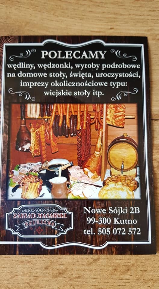 Obraz przedstawia różne wędliny i wyroby mięsne na stole. W tle widoczny jest baner z napisem: "Polecamy wędliny, wędzonki, wyroby podrobowe na domowe stoły, święta, uroczystości, imprezy okolicznościowe typu: wiejskie stoły itp. Zakład Masarski Szulecki, Nowe Sójki 2B, 99-300 Kutno, tel. 505 072 572."