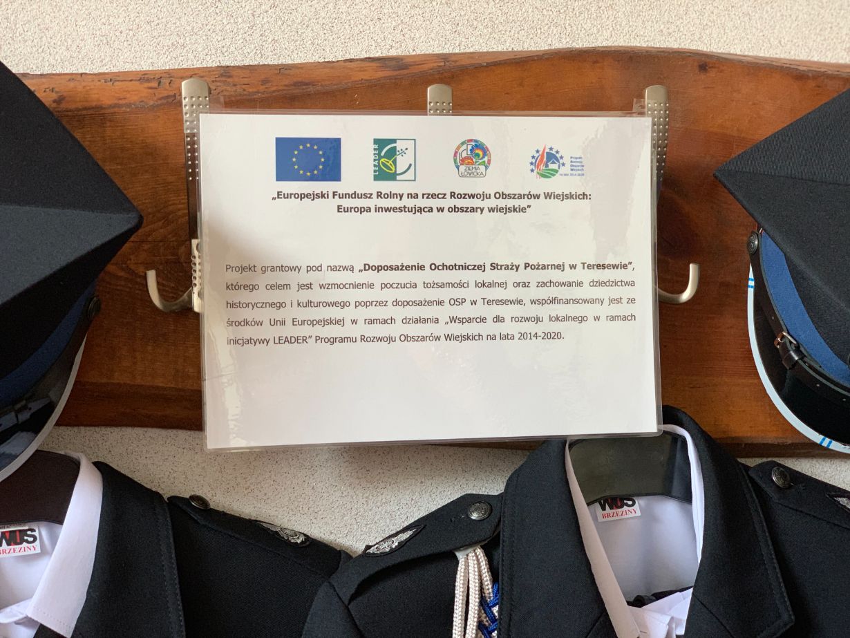 Tablica informacyjna z tekstem: „Europejski Fundusz Rolny na rzecz Rozwoju Obszarów Wiejskich: Europa inwestująca w obszary wiejskie”. Projekt grantowy „Doposażenie Ochotniczej Straży Pożarnej w Teresewie”, współfinansowany ze środków Unii Europejskiej.